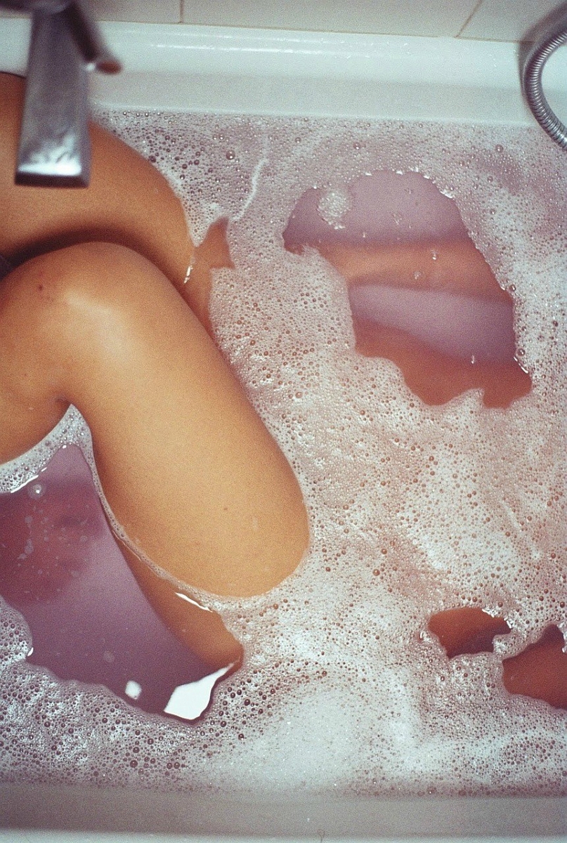 Голая в ванне - 16 фото
